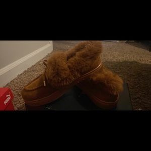 Woman’s size 6 slipper fur boot
